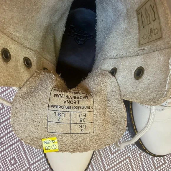 Dr. Martens “Leona” Boots in Color Bone - Picture 4 of 5